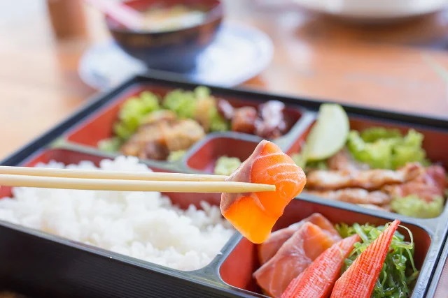 焼いた鮭を箸で持つ