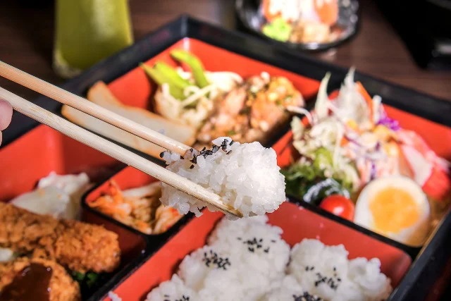 ご飯を掴む箸