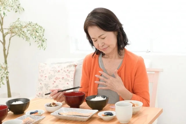 食事中苦しそうな高齢女性