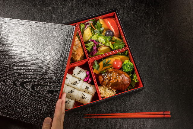 弁当の蓋を開ける