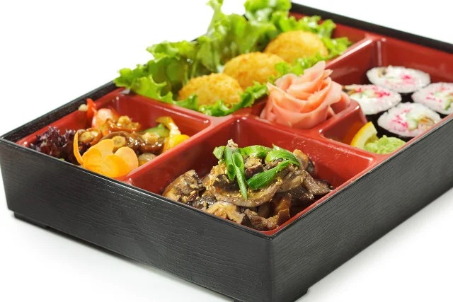 巻きずしが入った弁当