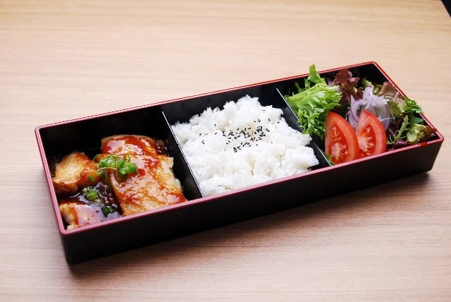 3つに仕切られた弁当